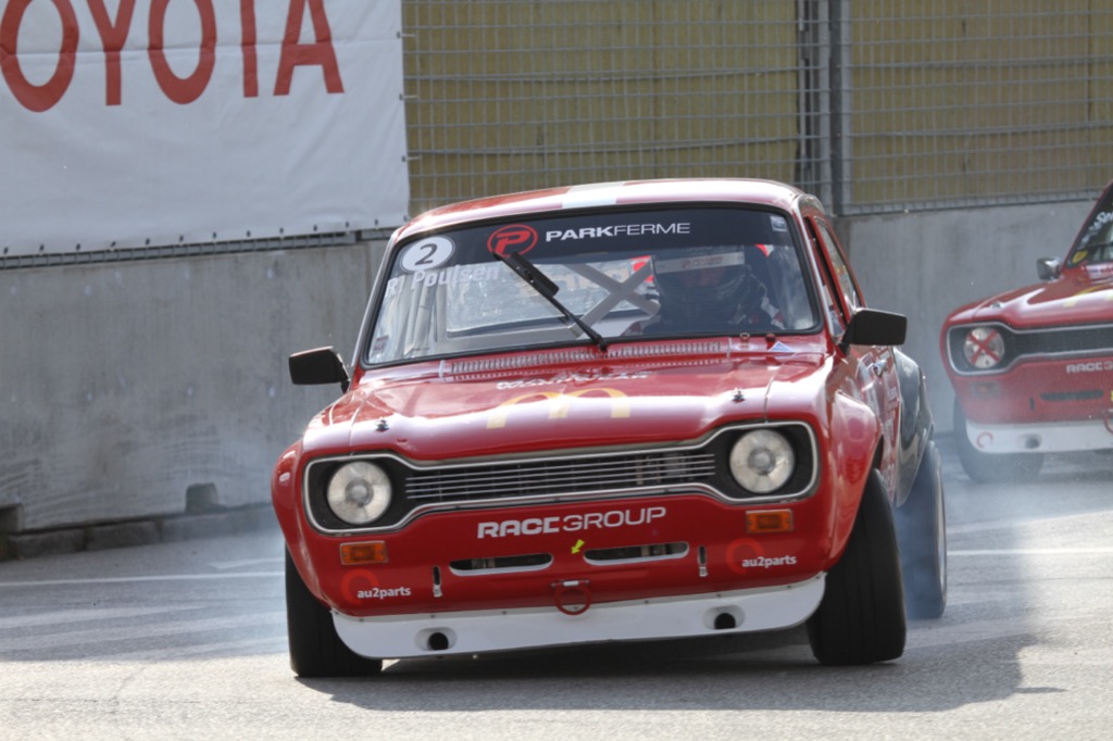 I røg og damp. Der blev ofte bremset meget sent.
(Foto: Motorsporten.dk)